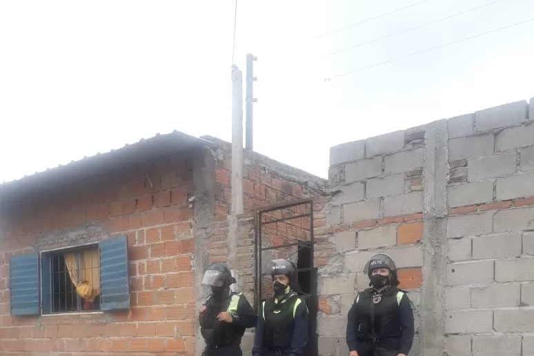 GUARDIA. Los efectivos en la vivienda donde detuvieron a “Guly” Soria.