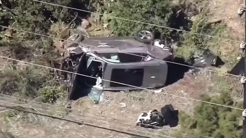 DESTRUIDO. Así quedó el auto en el que viajaba Woods cuando chocó en febrero.