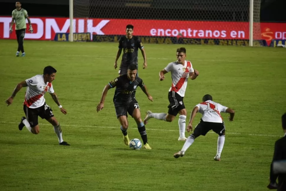 FUNDAMENTAL. De Felippe sacó a Carrera en el segundo tiempo y sorprendió. El volante es clave en este equipo. 