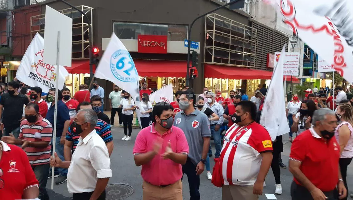 AVERTENCIAS. El dirigente del SEOC Oscar Cano dijo que movilizarán el lunes para exigir el cierre de los comercios a las 18, y la implementación del horario corrido.