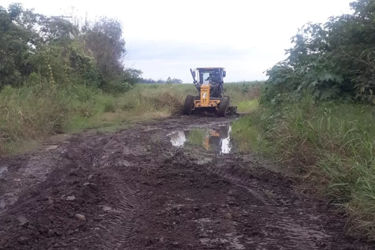 TRABAJOS. Máquinas viales arreglaron en Aguilares los caminos para el rally.