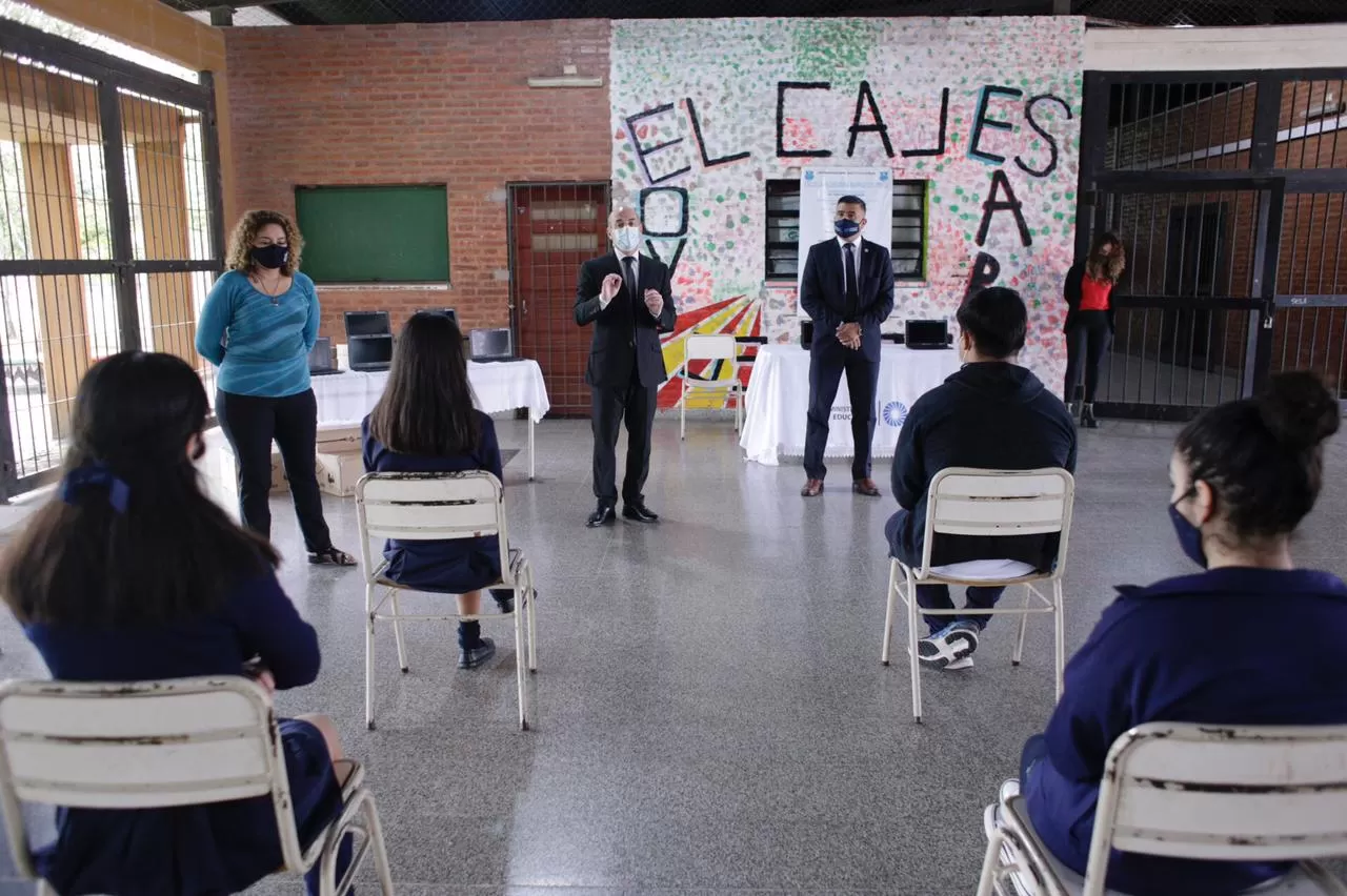 MINISTRO DE EDUCACIÓN. Juan Pablo Lichtmajer, en una escuela secundaria. FOTO MINISTERIO DE EDUCACIÓN.