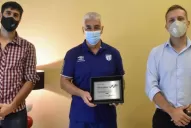 El Gobierno bonaerense homenajeó al DT de Atlético como veterano de guerra