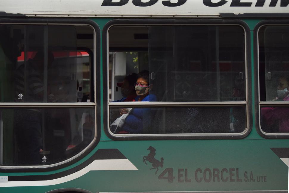 PROTEGIDA. La pasajera que dispone de una ventanilla abierta tiene un viaje con menos riesgos. 