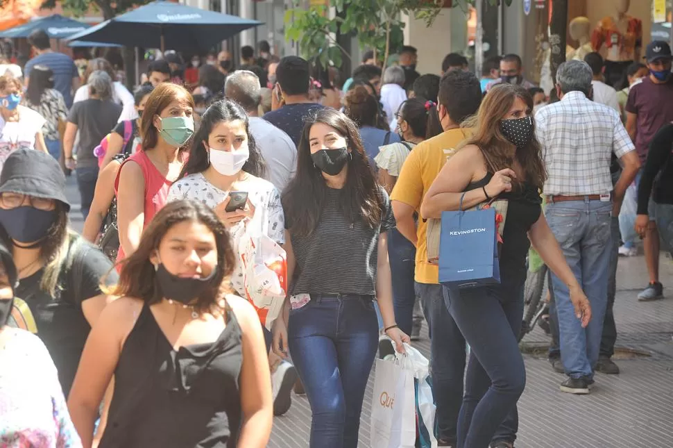 SIN DISTANCIAMIENTO. La segunda ola de contagios hace foco en los más jóvenes. Los expertos reclaman acciones ciudadanas de solidaridad. 