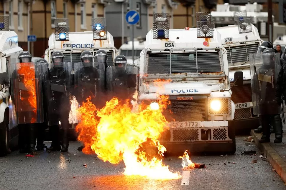 FUEGO. Autos quemados y bombas molotov en la noche de Belfast. 