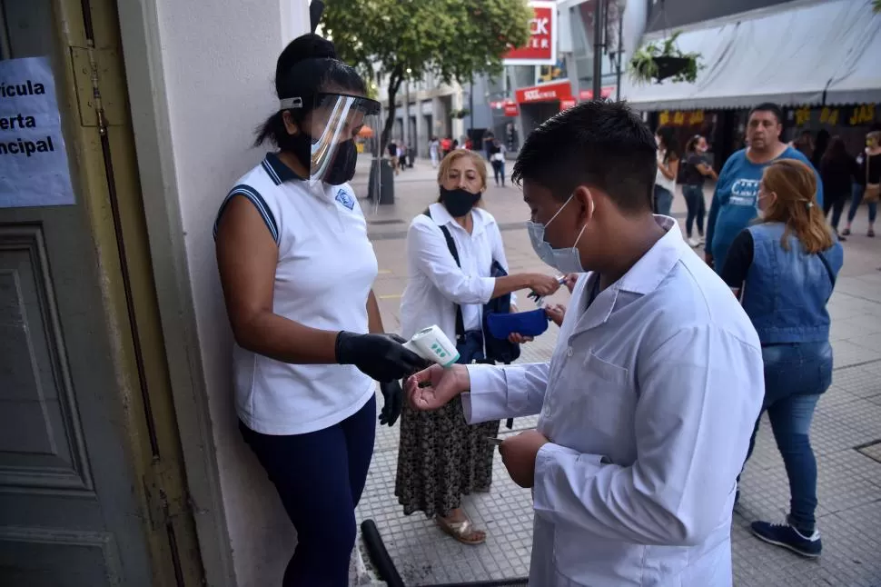 PREVENCIÓN. Docentes aseguran que los protocolos no se cumplen y que hay edificios en mal estado. LA GACETA / FOTO DE INÉS QUINTEROS ORIO