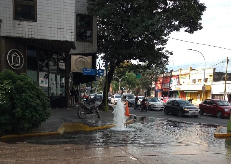 En la Esquina Norte surgió una insólita “fuente” de agua 