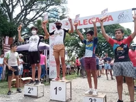 DETALLES. Podio de una prueba de mountain bike en Rosario de la Frontera, con bikers que cumplen la normativa de usar la mascarilla y otros que no.