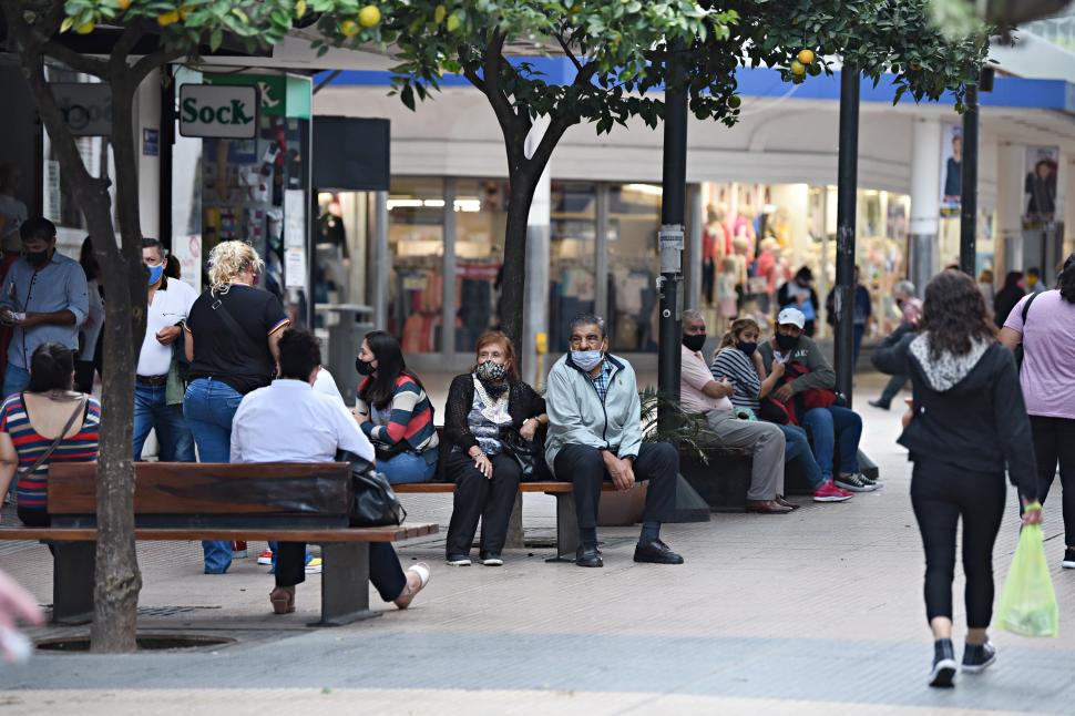 COLMADO COMO AL MEDIODÍA. Como el primer corte en el servicio de colectivos era a las 9, a las 8 las calles del microcentro y las peatonales estaban colmadas de personas: muchos se adelantaron para no quedar a pie. 