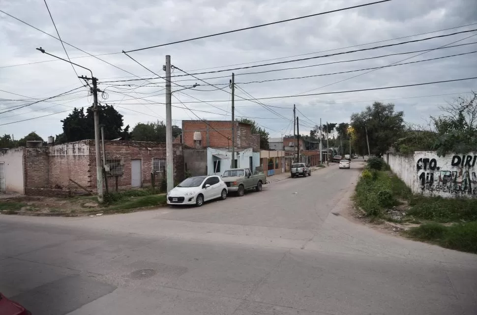 CONMOCIÓN EN EL BARRIO. Los vecinos no se mostraron sorprendidos por la denuncia en contra del niño.