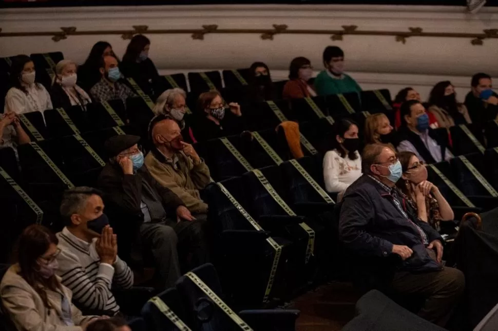 CON DISTANCIA Y BARBIJO. El teatro San Martín está adaptado para recibir público al 30% de su capacidad y hay controles en el uso de tapabocas. 