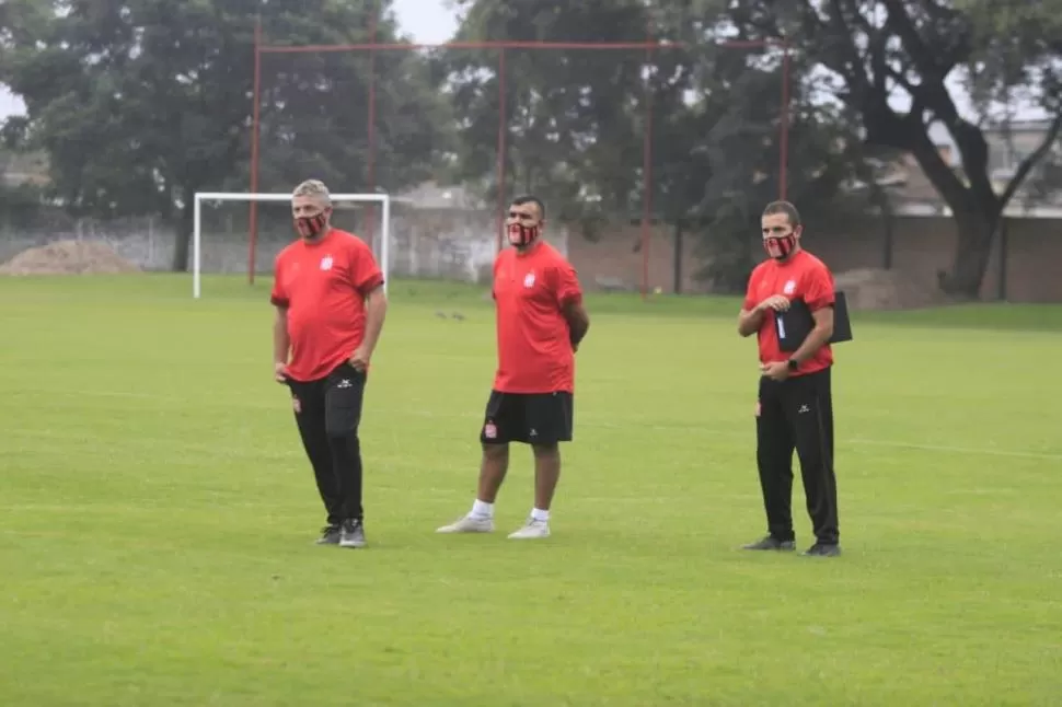 ANALIZA TODO. Floreal García va imprimiendo su estilo y no descarta a nadie. 