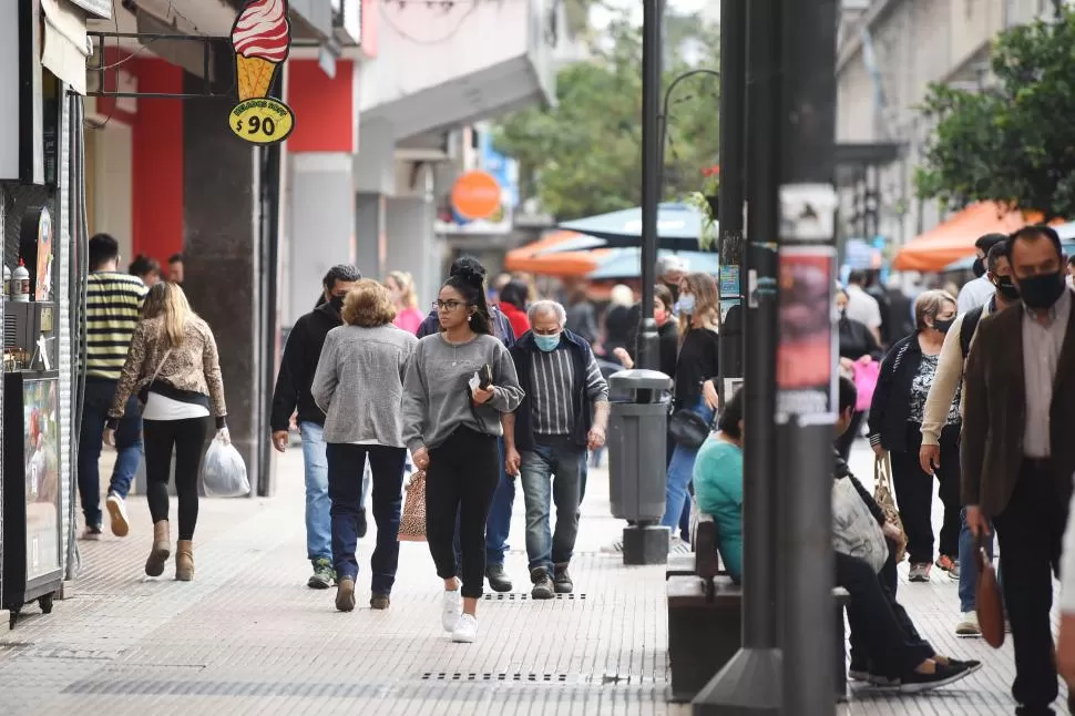 AGLOMERACIÓN. Los especialistas recuerdan que es fundamental el uso de barbijos y el distanciamiento social, aunque estemos en la calle. 