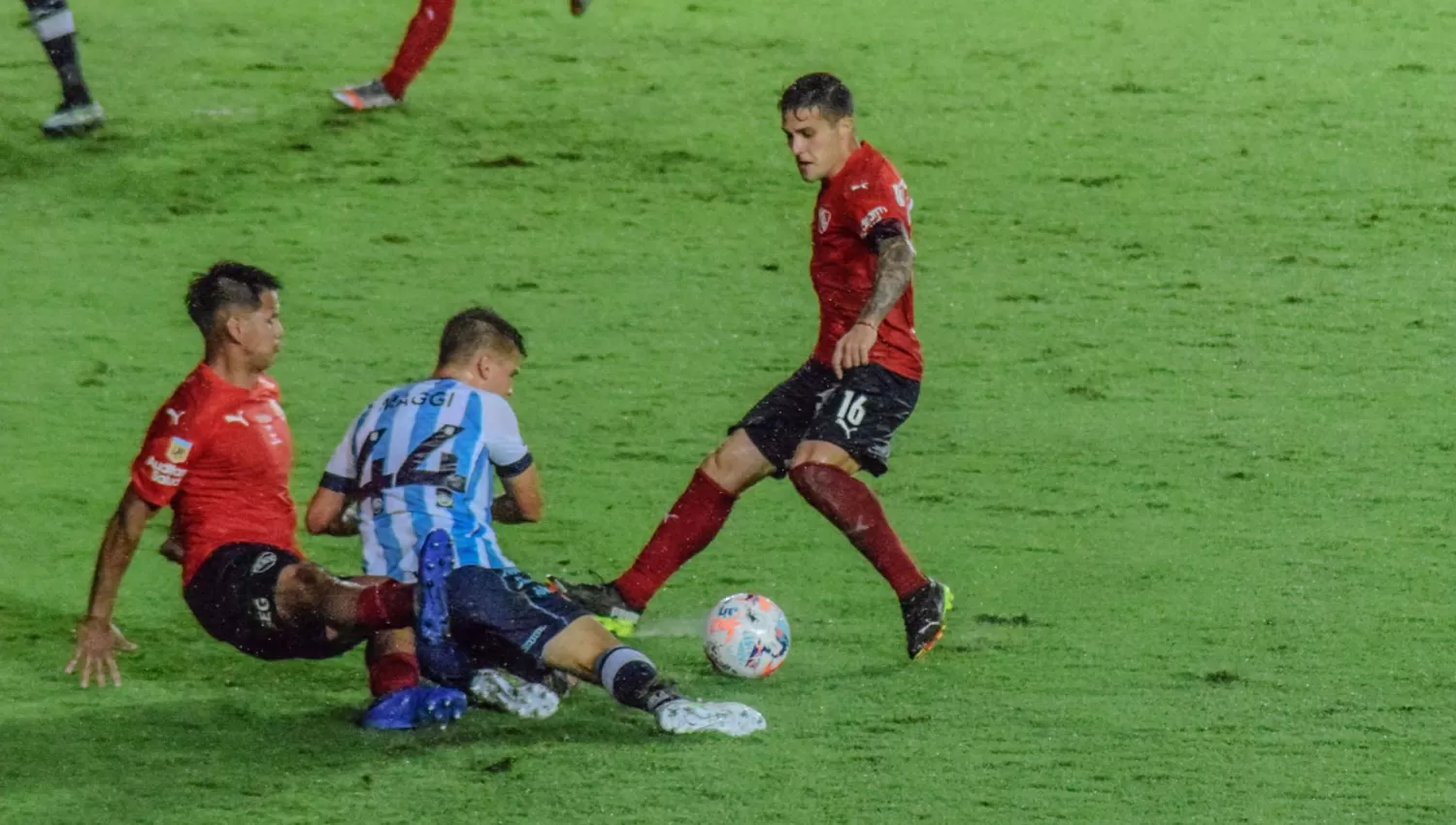 EN EL CENTRO. Vigliano fue duramente criticado por el penal que sancionó a favor de Racing.