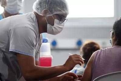 Presentan un proyecto para que Manzur intente adquirir vacunas contra la covid-19