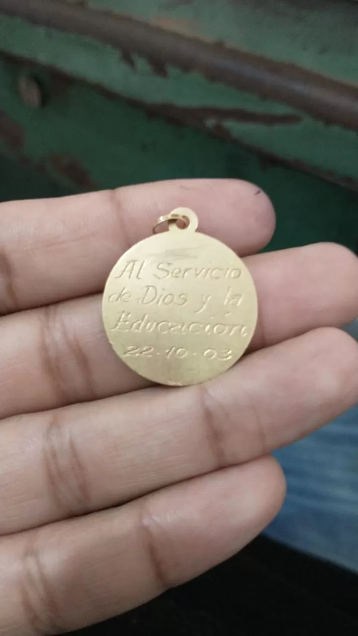 SOSPECHA. Una medalla que seria de una víctima. 