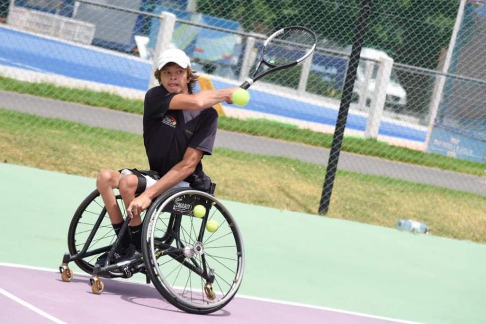 TENIS. Benjamín Viaña pega su drive durante un torneo nacional.