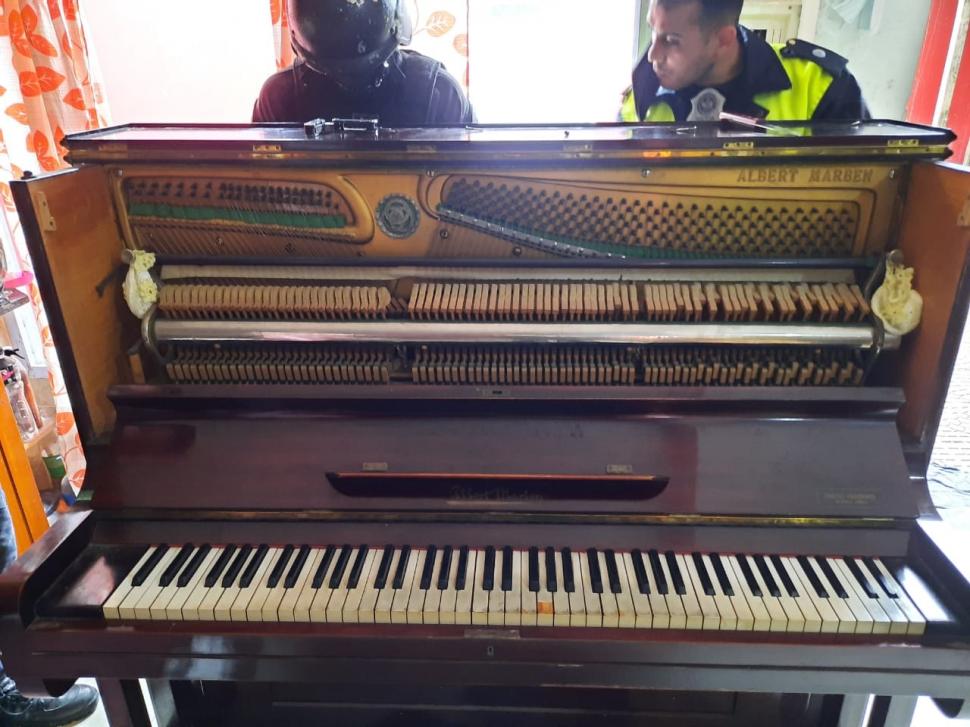 SORPRESA. El piano que fue encontrado en una de las medidas.  