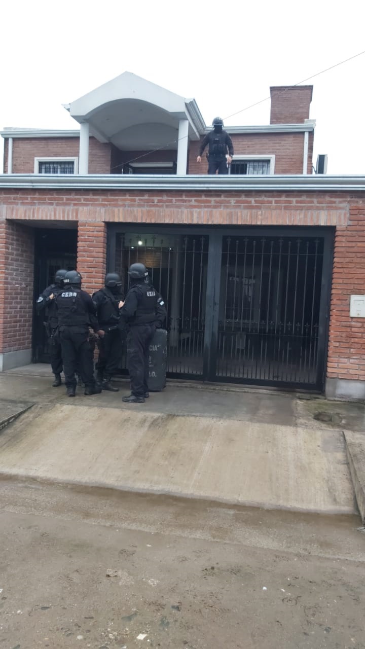 FUERTE OPERATIVO. Miembros del grupo Cero custodian una casa.  