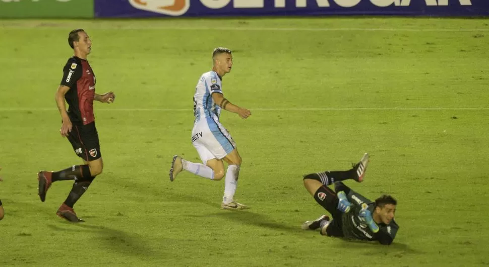 REGRESO A LA TITULARIDAD. Augusto Lotti, el goleador del equipo en esta temporada, volverá a jugar desde el comienzo mañana, acompañando a Javier Toledo. LA GACETA / FOTO DE franco vera