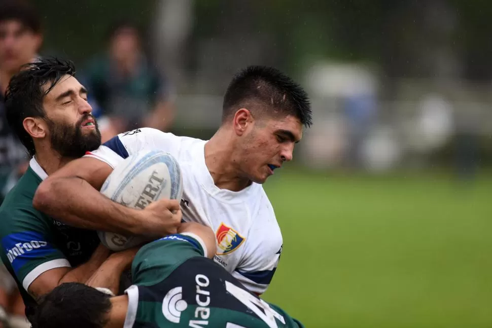 INTENSIDAD. Todo fue difícil entre Natación y Tucumán Rugby. Los ”Blancos” hicieron negocio en la primera parte y supieron aguantar en la segunda ante un “Verdinegro” que no estuvo fino. la gaceta / foto de DIEGO ARAOZ