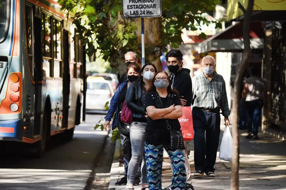 CANSADOS. Quienes dependen de los colectivos para trasladarse están resignados a padecer por el servicio. la gaceta / foto de Analía Jaramillo