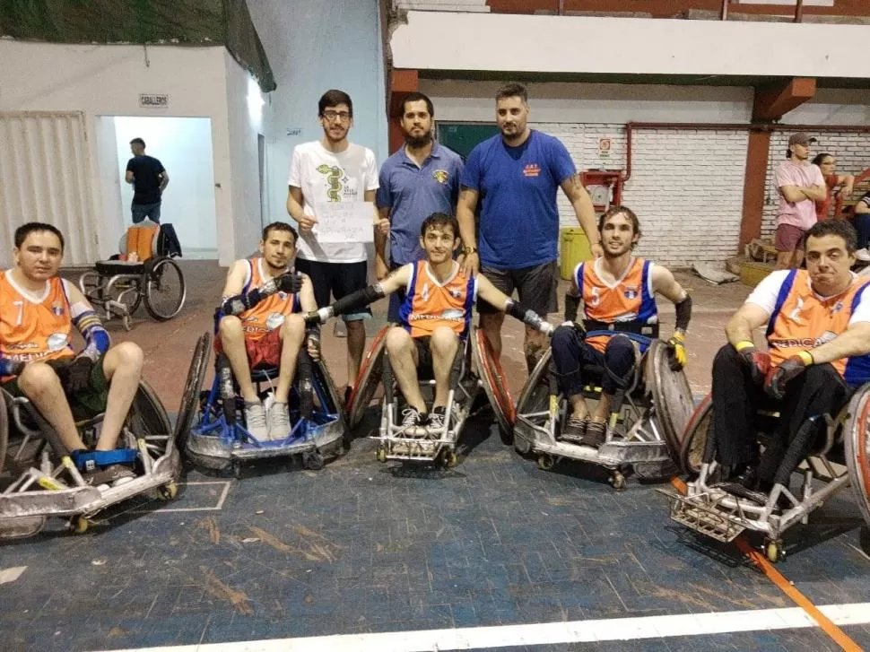 RUGBY. El quad rugby se juega en canchas de básquet, con una pelota de voley. El choque de las sillas se considera tacle. Schiavo (centro de pie) posa con su equipo.