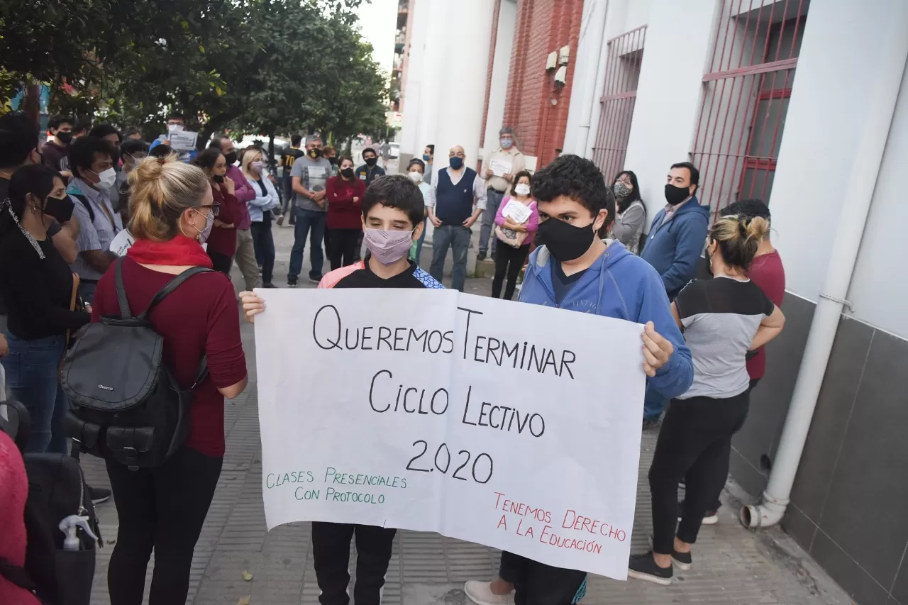 Protesta para exigir clases presenciales. FOTO DE ANALÍA JARAMILLO
