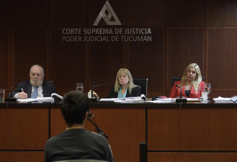 ATENTOS. Los miembros del tribunal darían mañana la sentencia del juicio. 