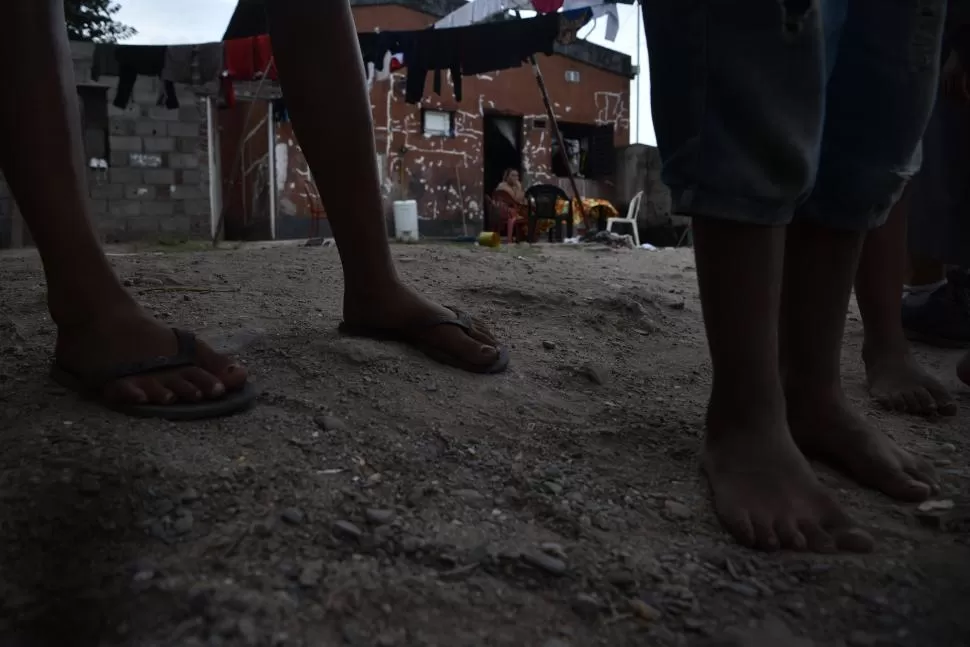 DESAMPARO. Descalzos, los chicos salen a darle la bienvenida a la hermana Dolores, aunque saben que esta vez ella no trae donaciones. 