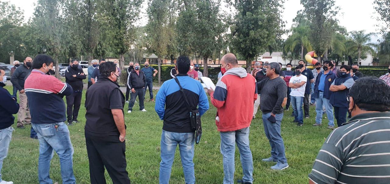 ASAMBLEA. UTA decidió retomar el paro hasta que les paguen las sumas adeudadas.