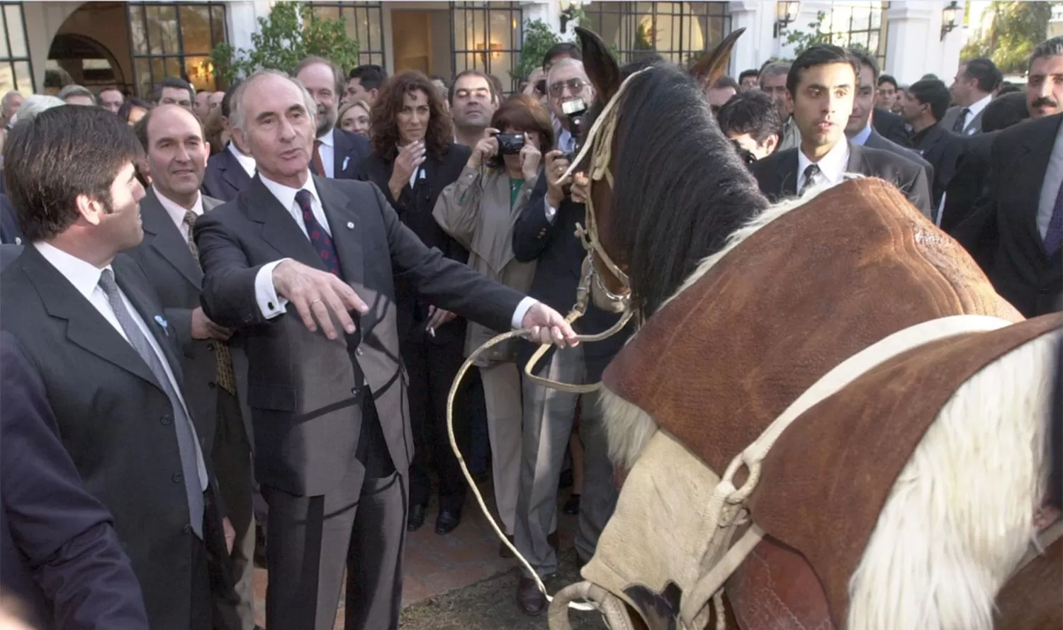 DURANTE SU INTENDENCIA. Roberto Martínez Zavalía al recibir al entonces presidente, De la Rúa.