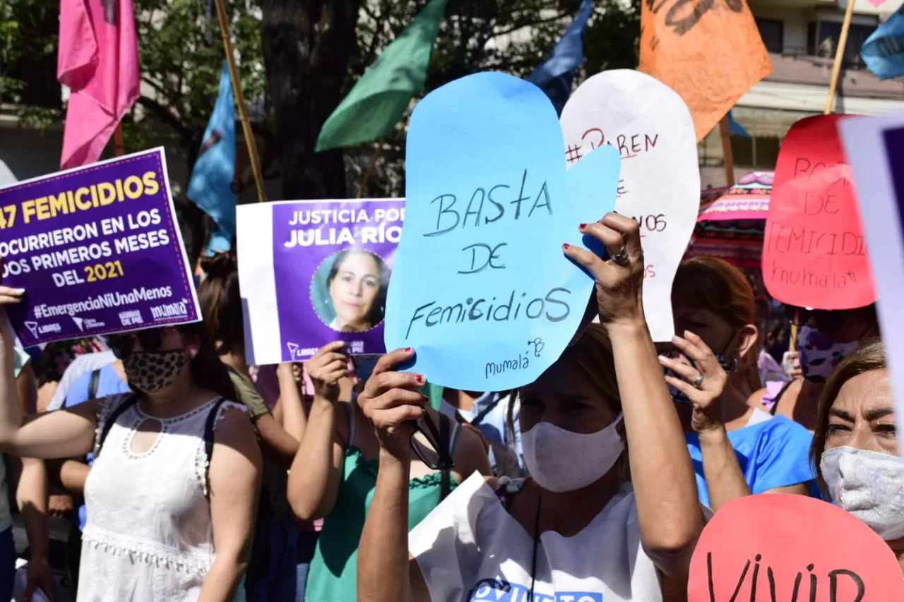 MARCHA CONTRA LA VIOLENCIA DE GÉNERO. Foto: Twitter @MumalaTuc