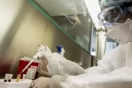 Tres viajeros llegaron a la Argentina infectados con las cepas de India y de Sudáfrica