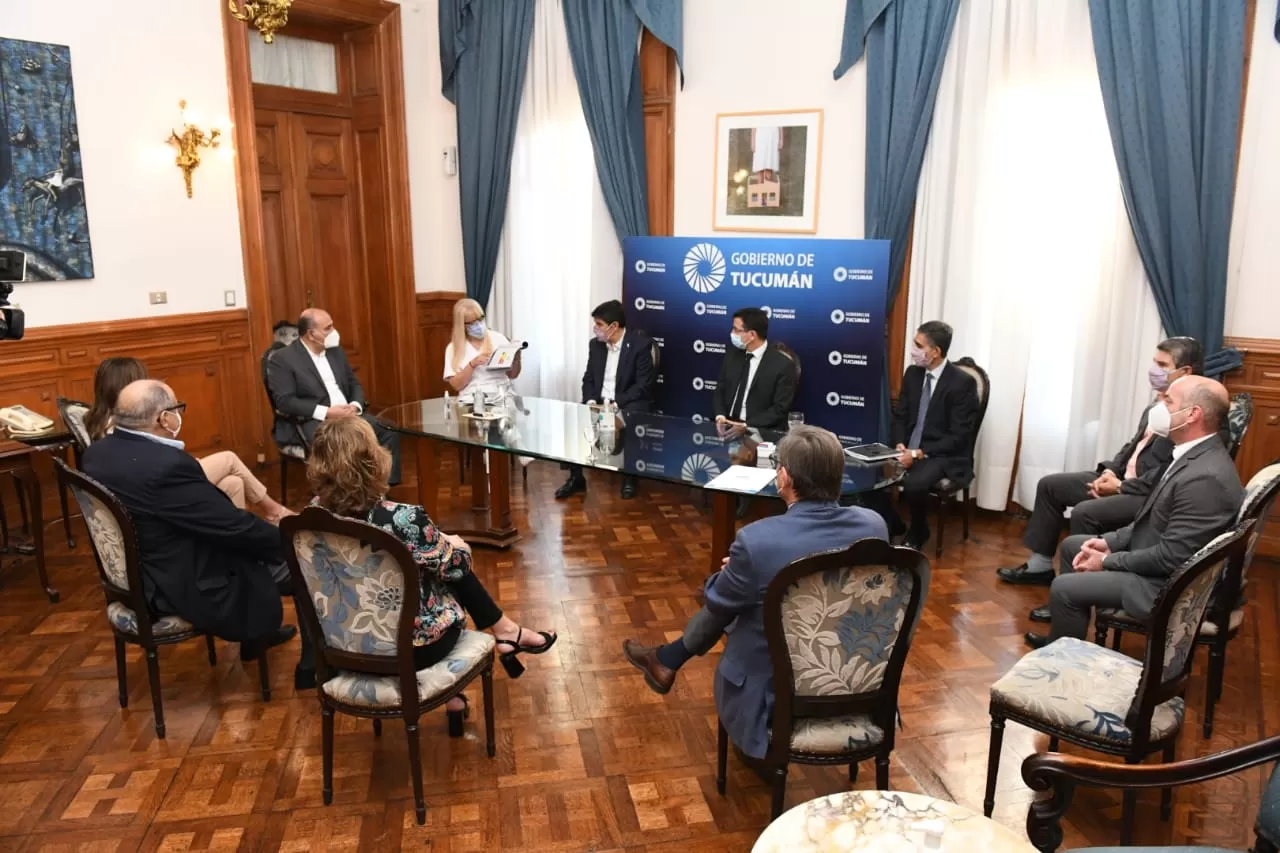 EN CASA DE GOBIERNO. Manzur, junto a su equipo, evalúa las medidas anunciadas por el Presidente. Foto: Comunicación Pública