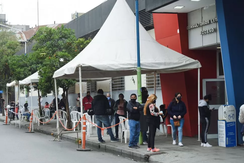 PREOCUPACIÓN EN ALZA. Cientos de personas concurren a diario a los consultorios de febriles para contar por los síntomas que padecen. 