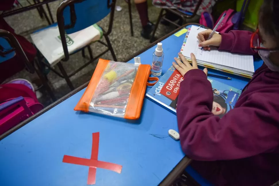 ASISTENCIA CUIDADA A LAS ESCUELAS. Por ahora en Tucumán, los alumnos concurren a las aulas dos o tres veces por semana. LA GACETA / FOTO DE INÉS QUINTEROS ORIO