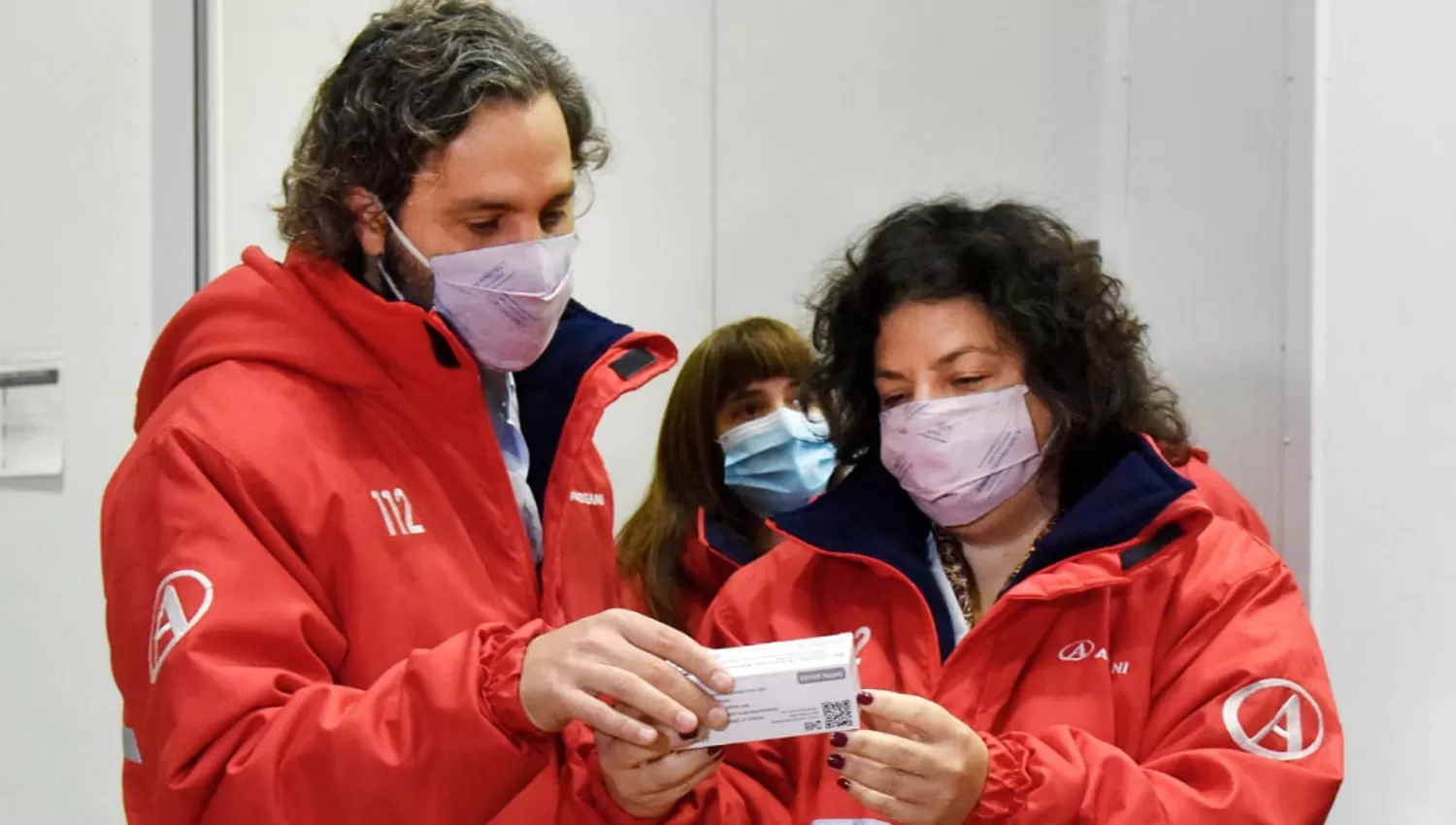 EN DISTRIBUCIÓN. Cafiero y Vizzotti estuvieron en la planta en desde la que partirán las vacunas a todo el país.