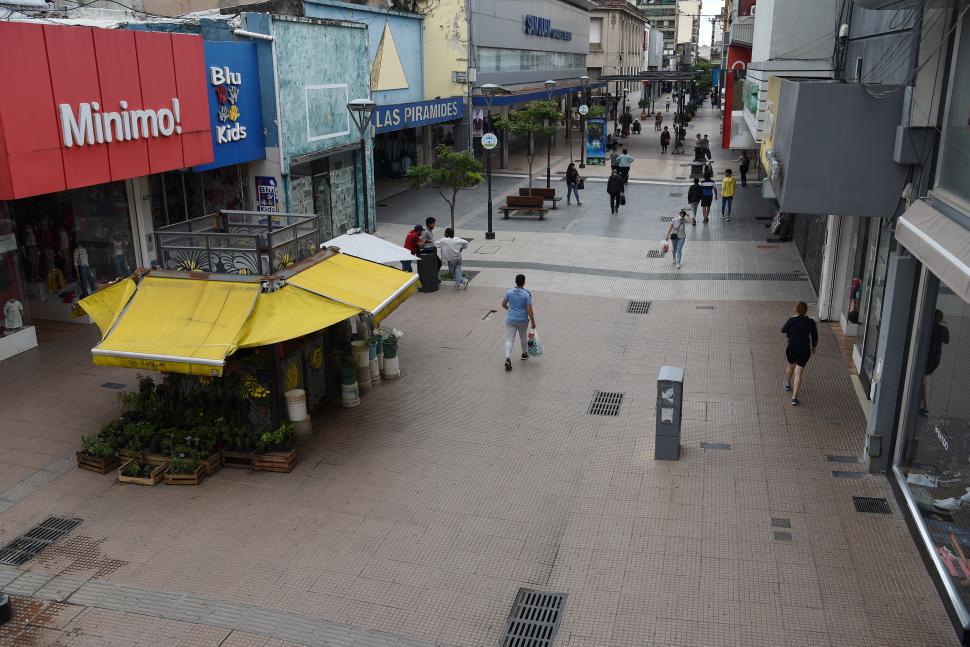 POCO MOVIMIENTO. Luego del mediodía la peatonal quedó casi vacía.