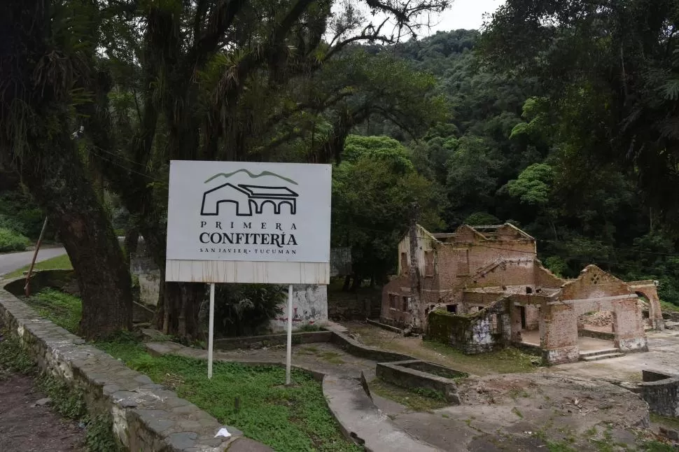 PARTE DE LA IDENTIDAD DEL CERRO. El chalet de 1938 está casi derruido, sin techos y sin vigas estructurales, casi devorado por las yungas.  LA GACETA / FOTOs DE ANALÌA JARAMILLO