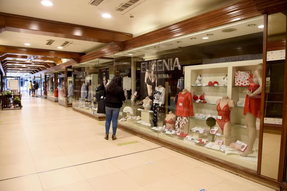 GALERÍAS. Algunos comercios decidieron cerrar durante la siesta. 