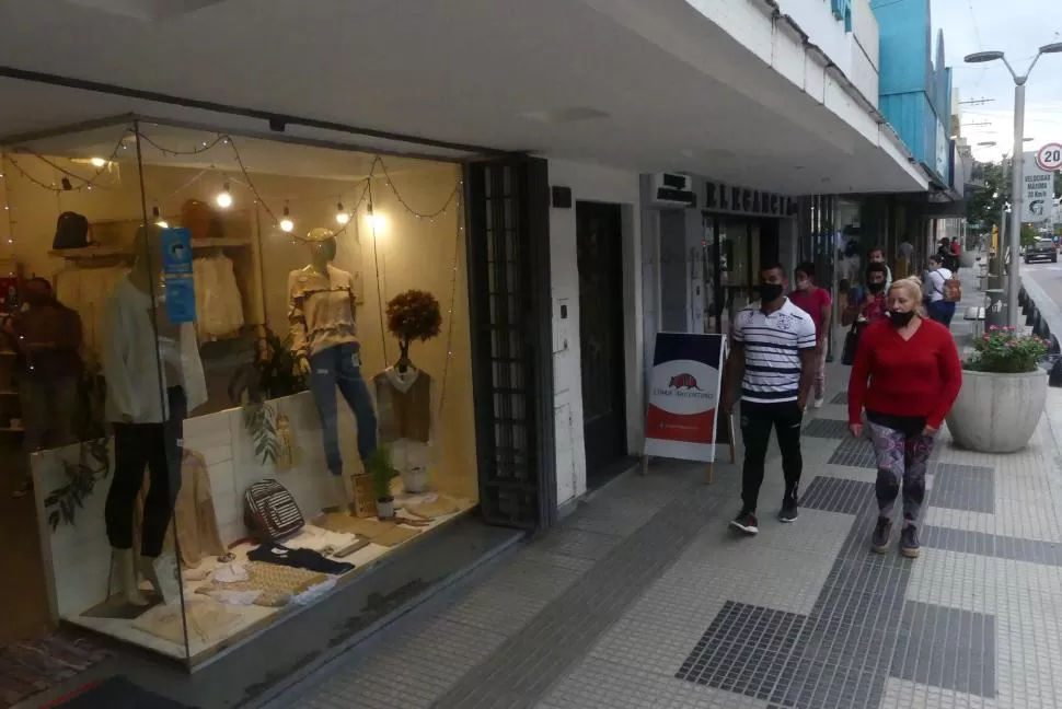 CAMINATA. La gente salió a pasear en Concepción. la gaceta / foto de Osvaldo Ripoll