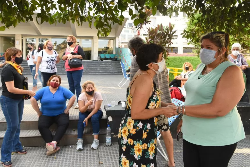 DE GUARDIA. Lorena Sánchez (de celeste) estuvo acompañada por una veintena de personas. La mujer espera por la evolución de su hijo Matheo.