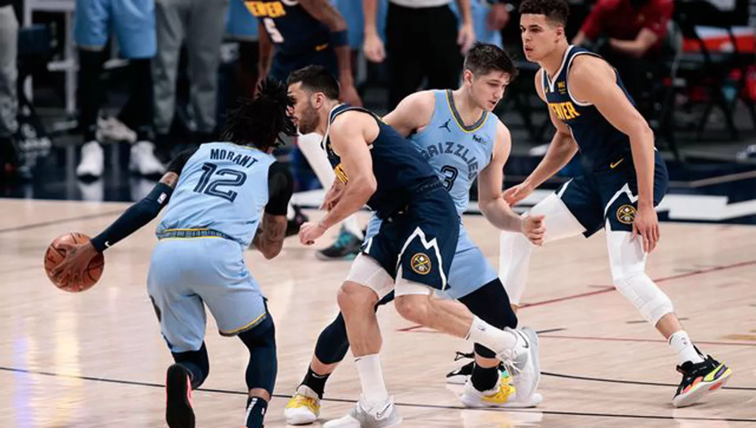 COMPLICADO. Campazzo lidió con Morant (rookie de la temporada pasada) en un juego complicado para Nuggets.