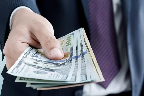 Volvió a subir el dólar blue, que se acerca cada vez más al solidario