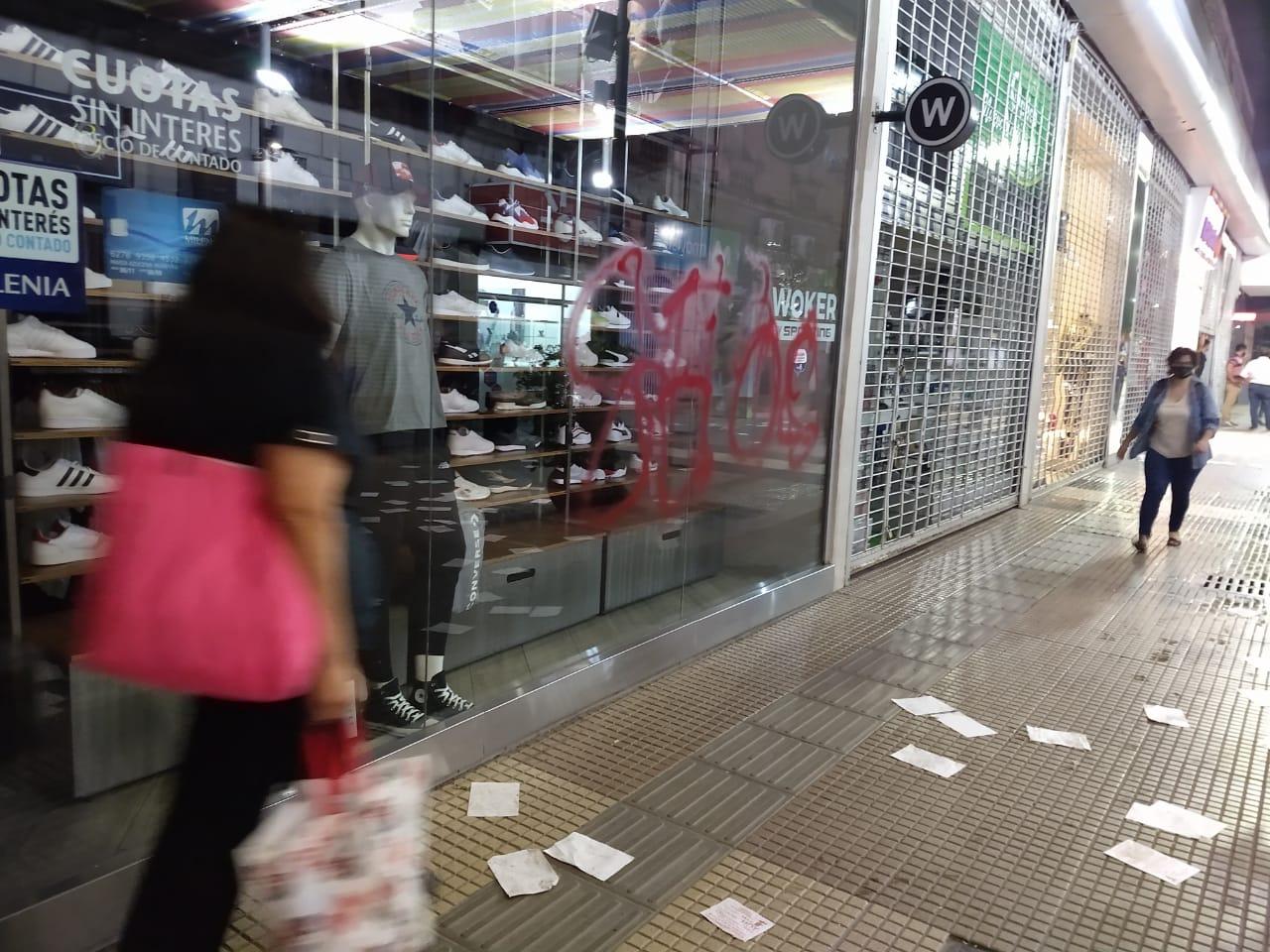 RECLAMO. El Sindicato de Empleados y Obreros del Comercio se movilizó por las calles del microcentro para exigir el cierre de los comecios a las 19.