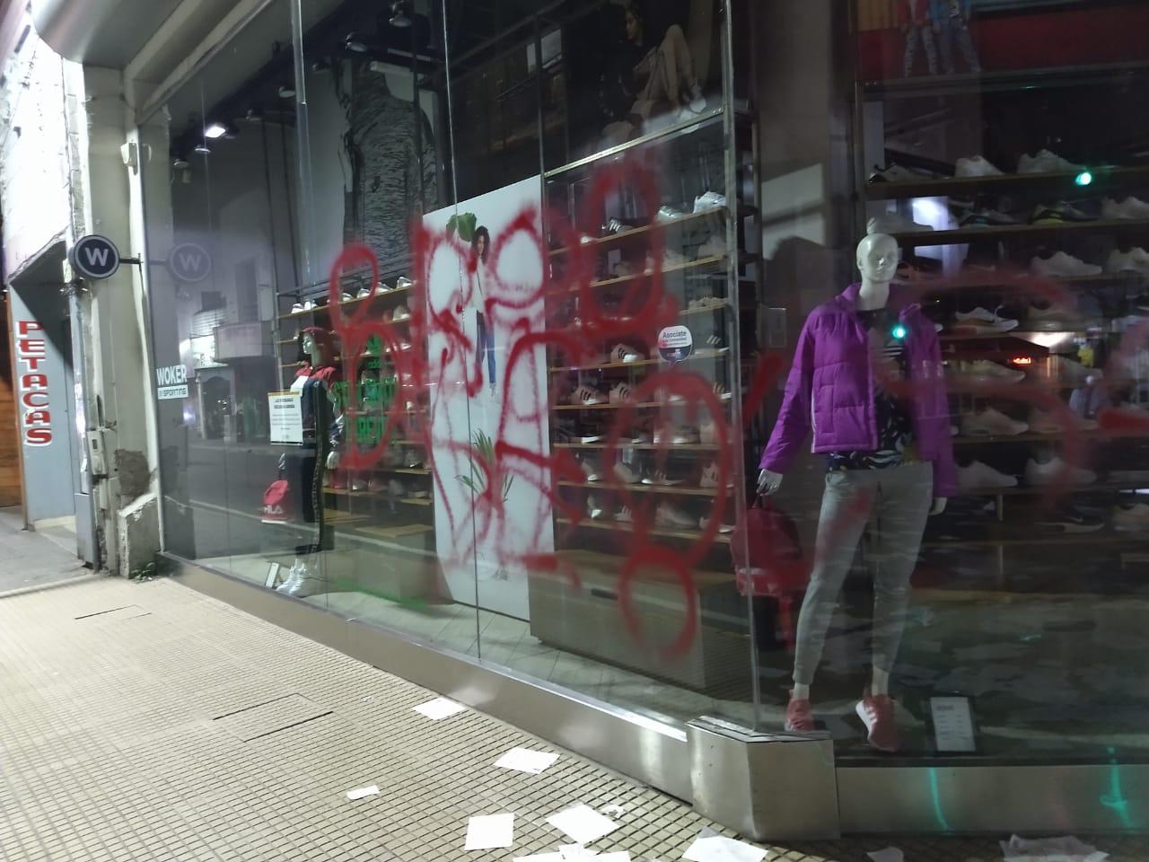 RECLAMO. El Sindicato de Empleados y Obreros del Comercio se movilizó por las calles del microcentro para exigir el cierre de los comecios a las 19.