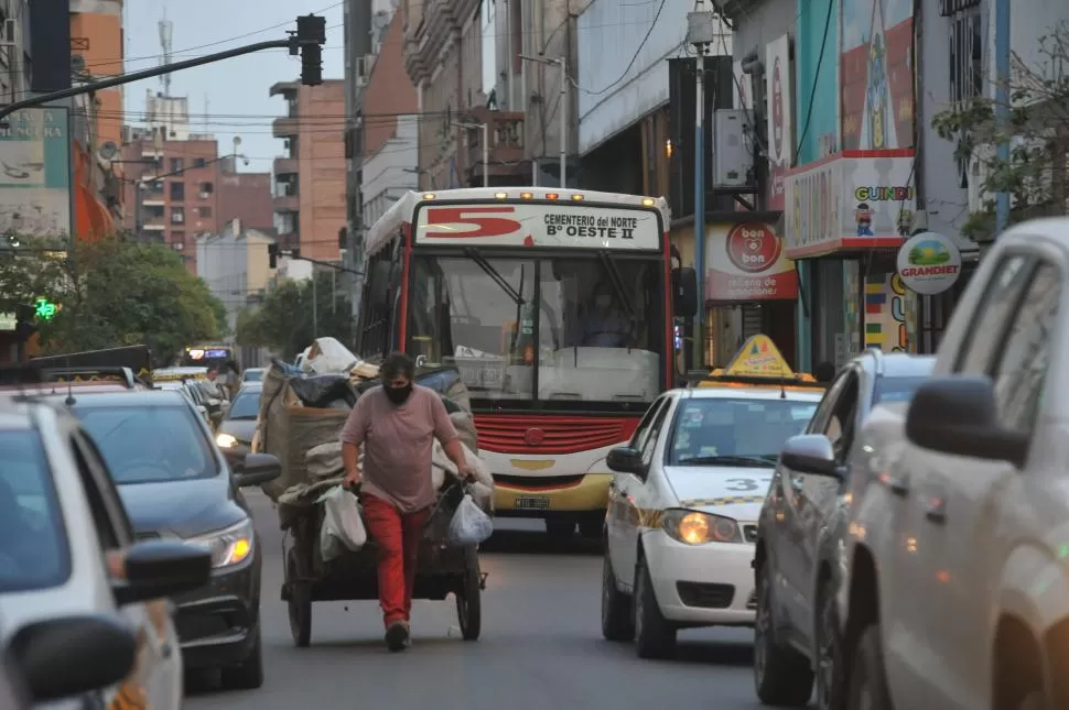 EN LA MIRA. La caída en la recaudación, los subsidios atrasados y los insumos dolarizados agudizaron la crisis en el transporte público. 