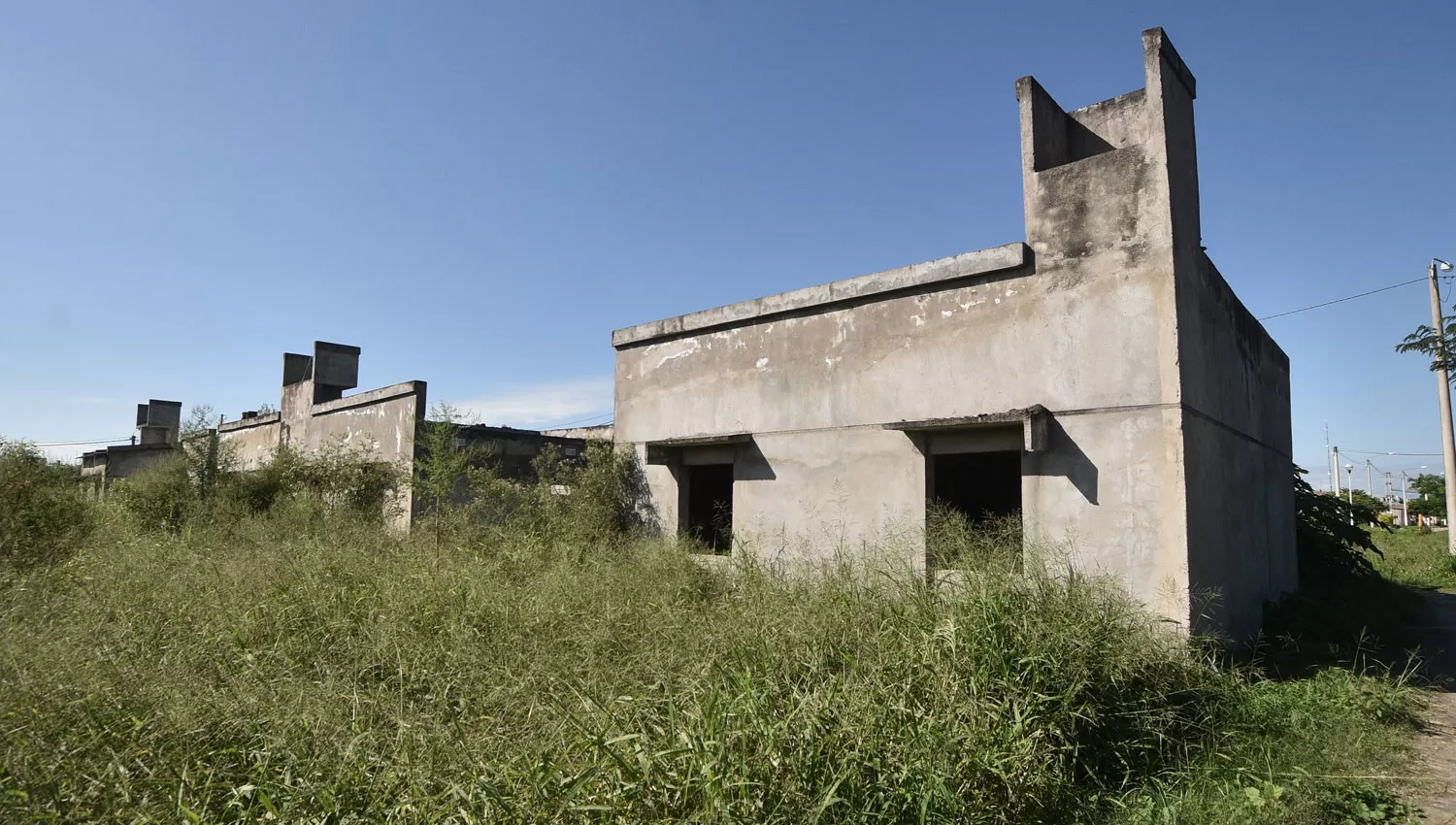 ABANDONO. Las casas fueron sorteadas en 2017 y al poco tiempo se detuvo la construcción.